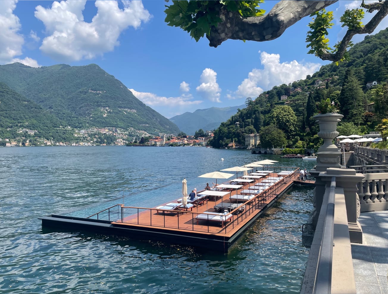 Kelluvan-40m-Yksillo-llinen-infinity-allas.Comoja-rvi